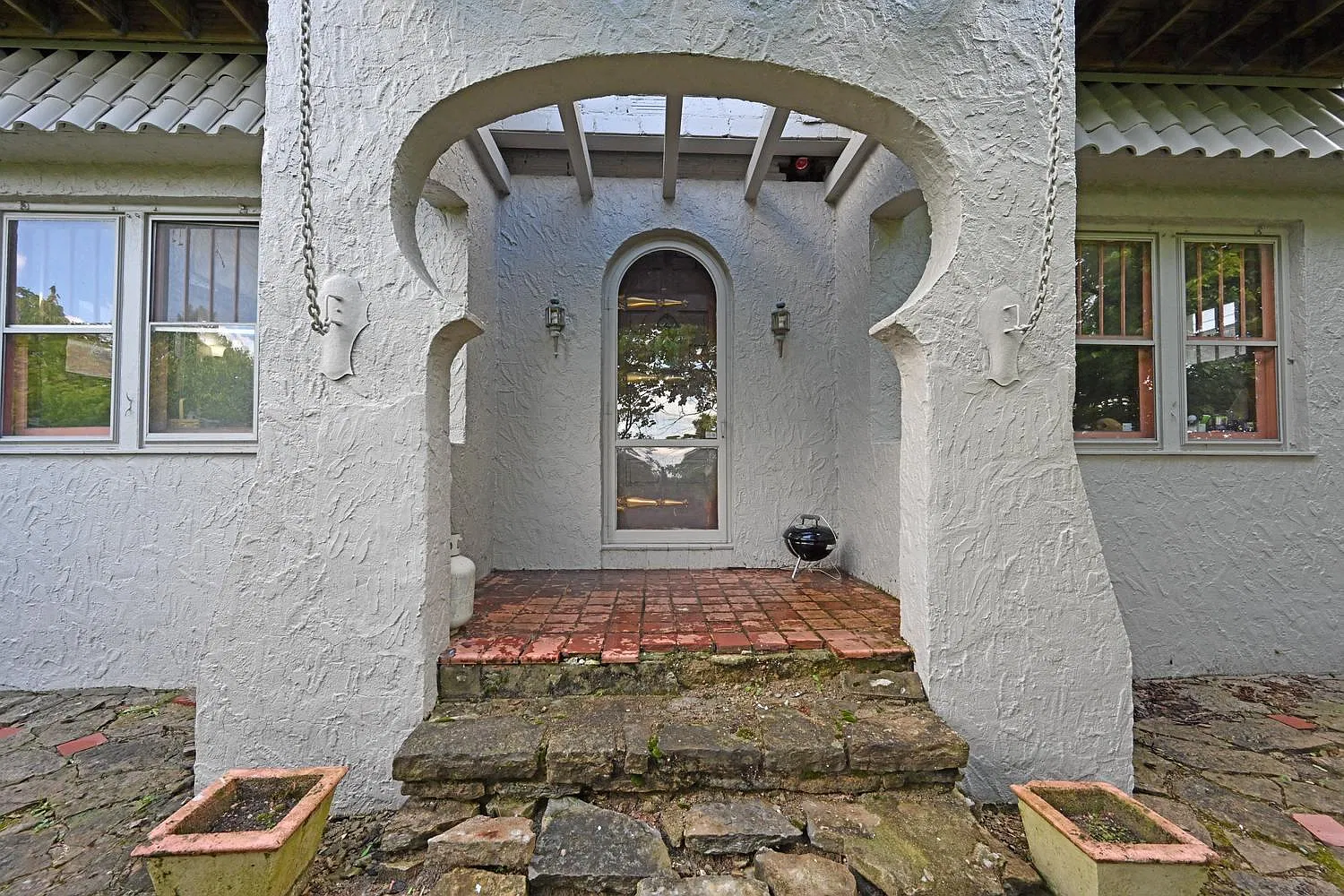 6 bed, 2.5 bath, 2226 sqft, $4,200 — Photo 3