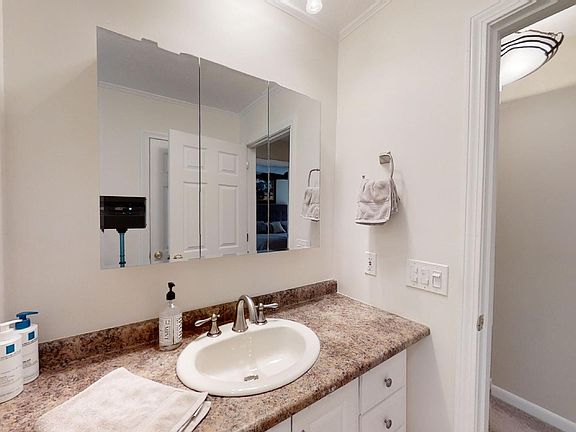 5th image of 33 Allendale Ave