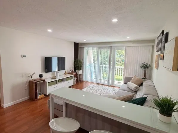 6 Marc Dr APT 6B8, Plymouth, MA 02360