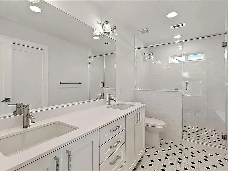 610 W 33rd St — Photo 12