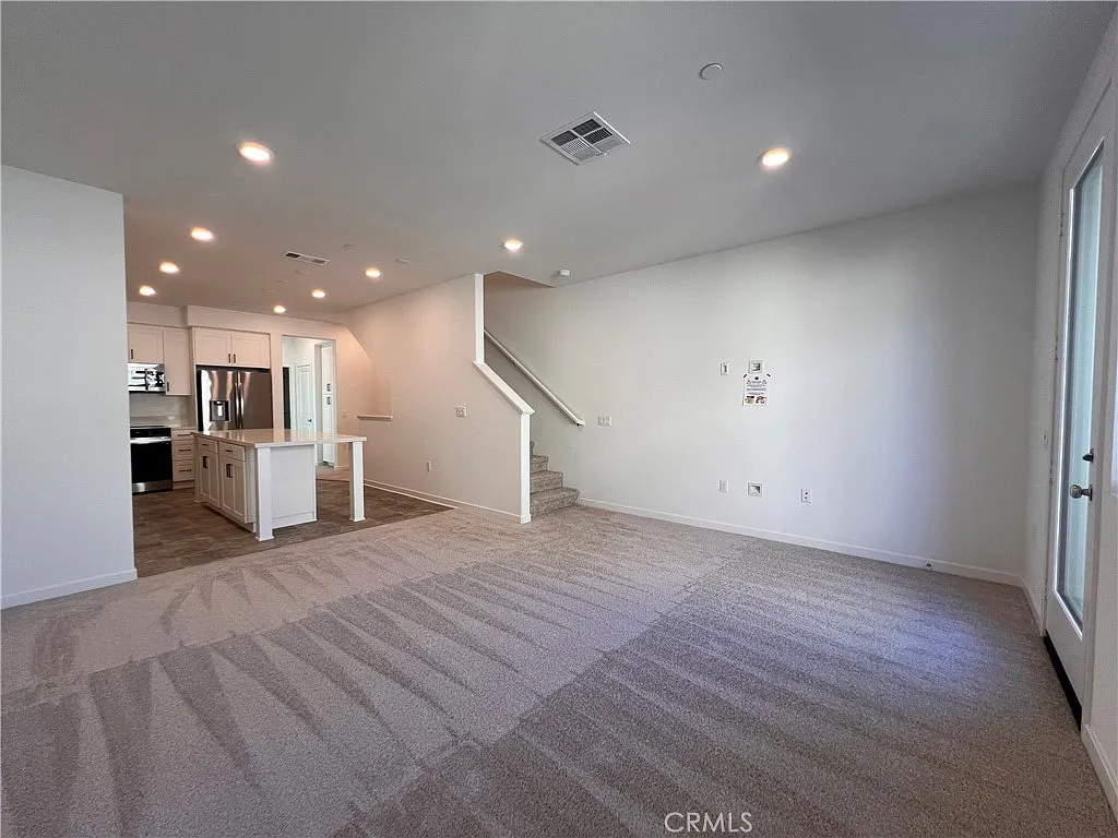 3 bed, 3.5 bath, 1603 sqft, $3,700 — Photo 3