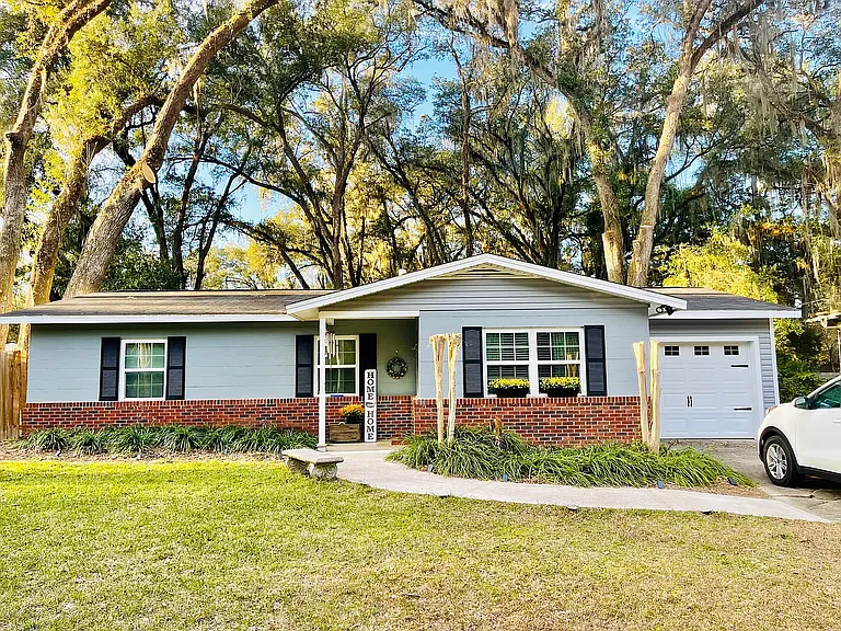 1926 Longview Dr — Photo 1