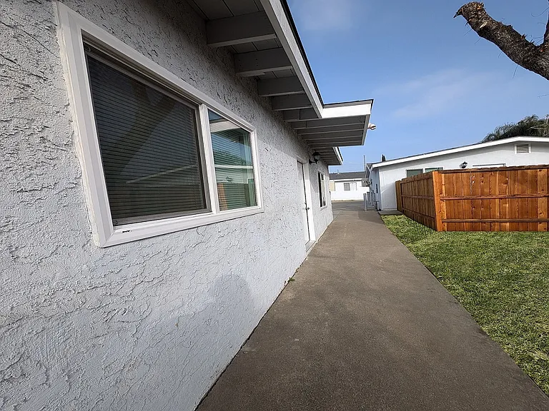 1444 W Grand Ave — Photo 2