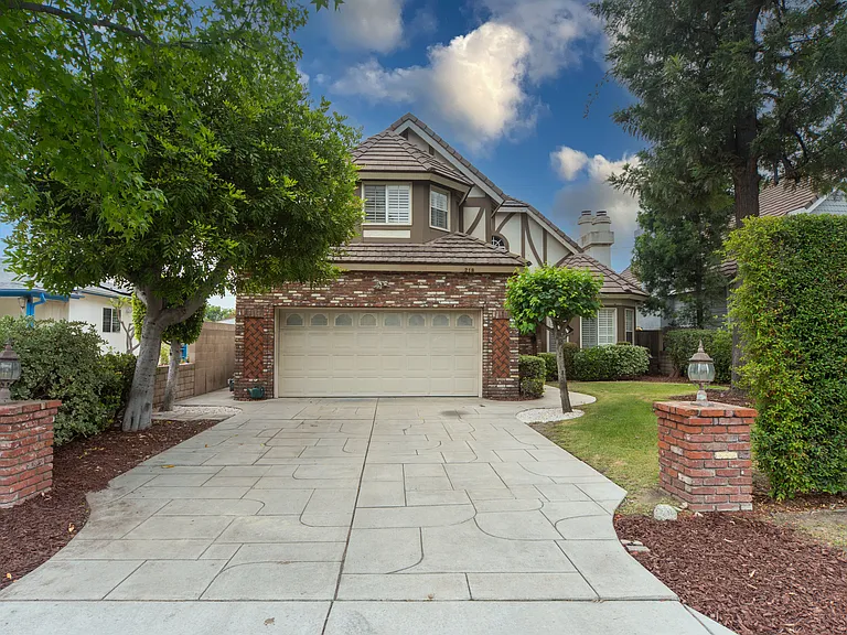 218 E Newman Ave — Photo 1