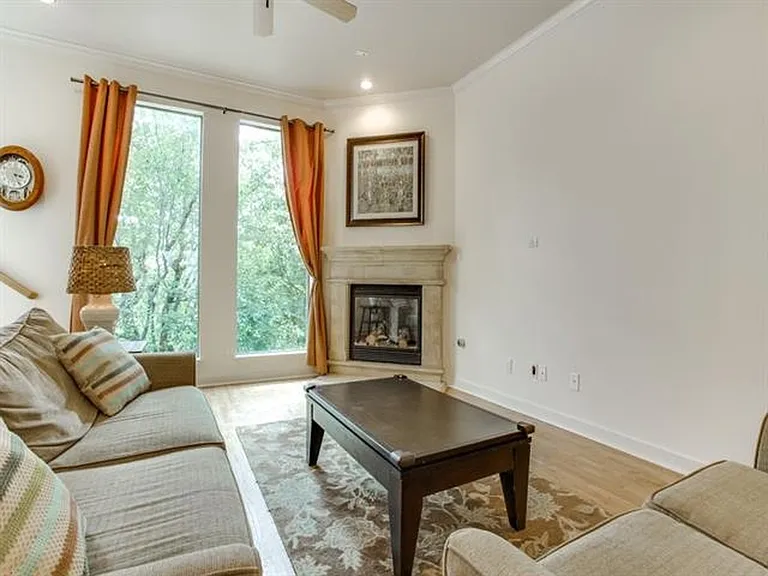 1406 Pecos St — Photo 15