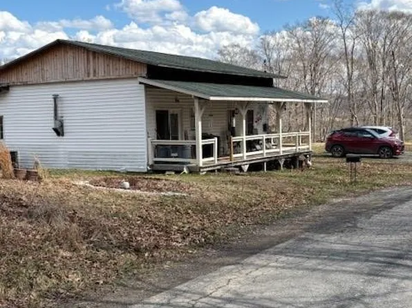 3805 Horseshoe Creek Rd, Victor, WV 25938