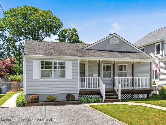 3rd image of 422 Arbutus Dr
