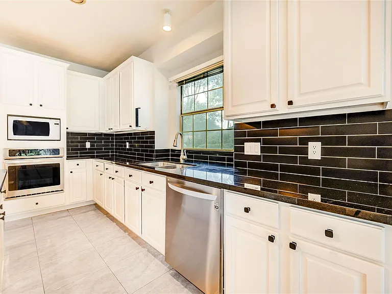 8803 Memorial Creek Dr — Photo 31