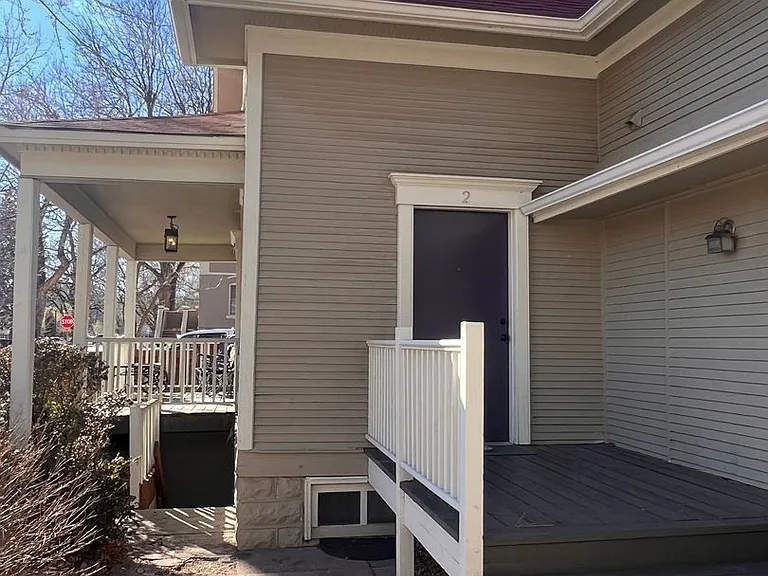 318-320 W Myrtle St — Photo 3