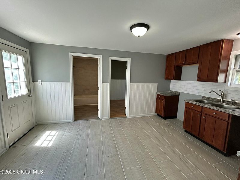 5th image of 802 Davis Terrace
