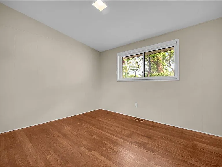 24240 Beverly St — Photo 16