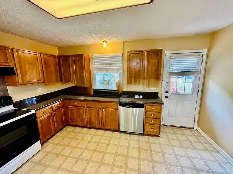 214 W Barbee St — Photo 4