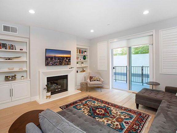 4th image of 10878 Bloomfield St #105