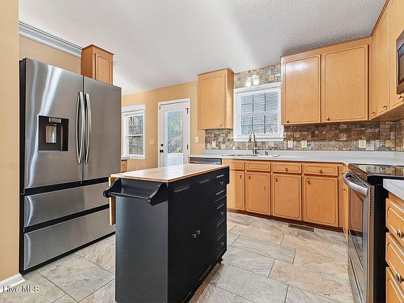 4th image of 215 Nelson Court