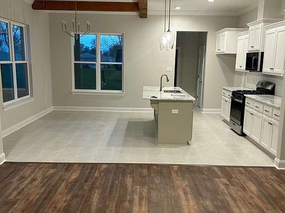 3rd image of 127 Crooked Pine Ln