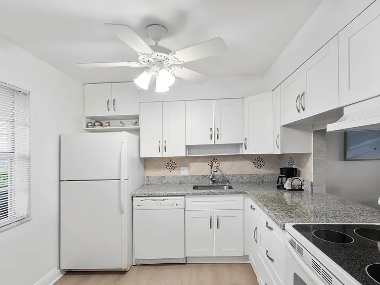 20 Abbey Ln #102 — Photo 3
