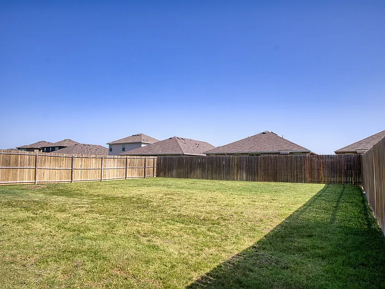 944 Ravenwood Ln — Photo 45