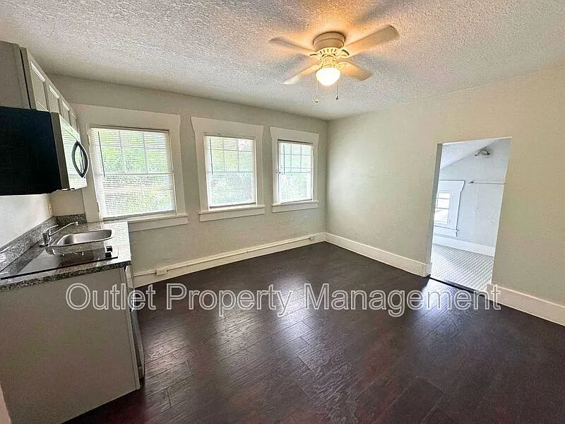 1 bed, 1.0 bath, 450 sqft, $975 — Photo 2