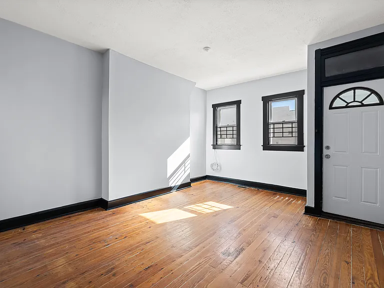 450 W 23rd St — Photo 3
