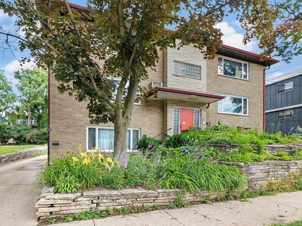 FANTASTIC LOCATION - COOL BUILDING. Units rarely come on the market, there are only 5. Make one your home...