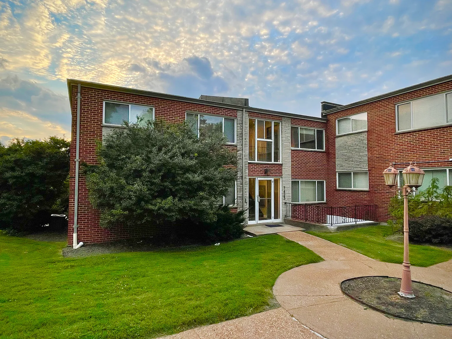 2 bed, 900 sqft, $1,350 — Photo 1