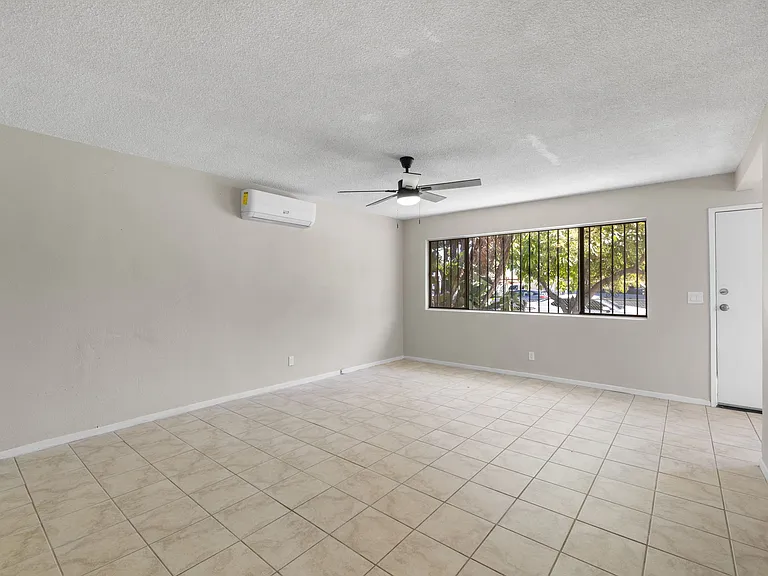207 E Flora St #207 — Photo 34
