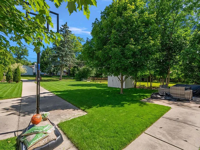 303 Midland Blvd — Photo 47
