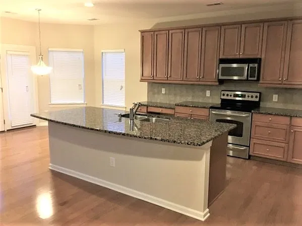 5 bed, 3.0 bath, 3451 sqft, $2,995 — Photo 2