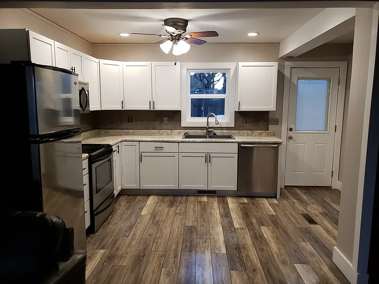 827 Beach Ave — Photo 3