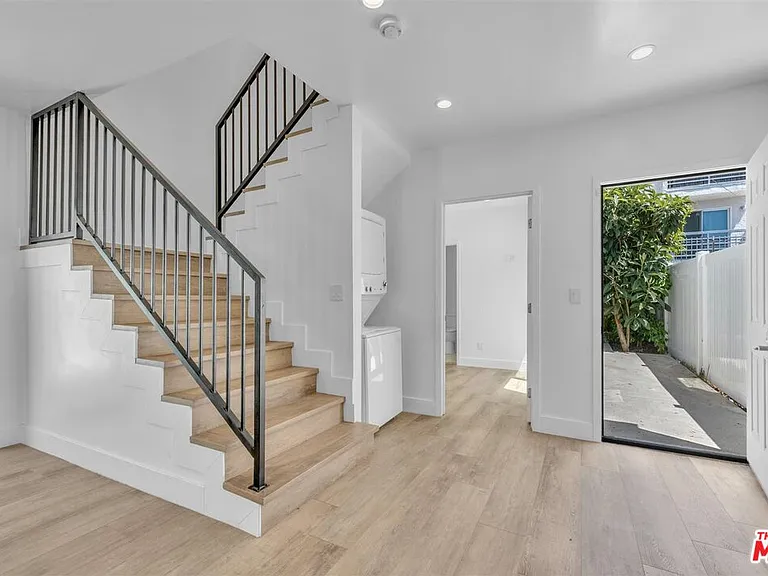 14121 Califa St — Photo 26