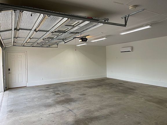 2-1/2 Car Garage w/ HVAC
