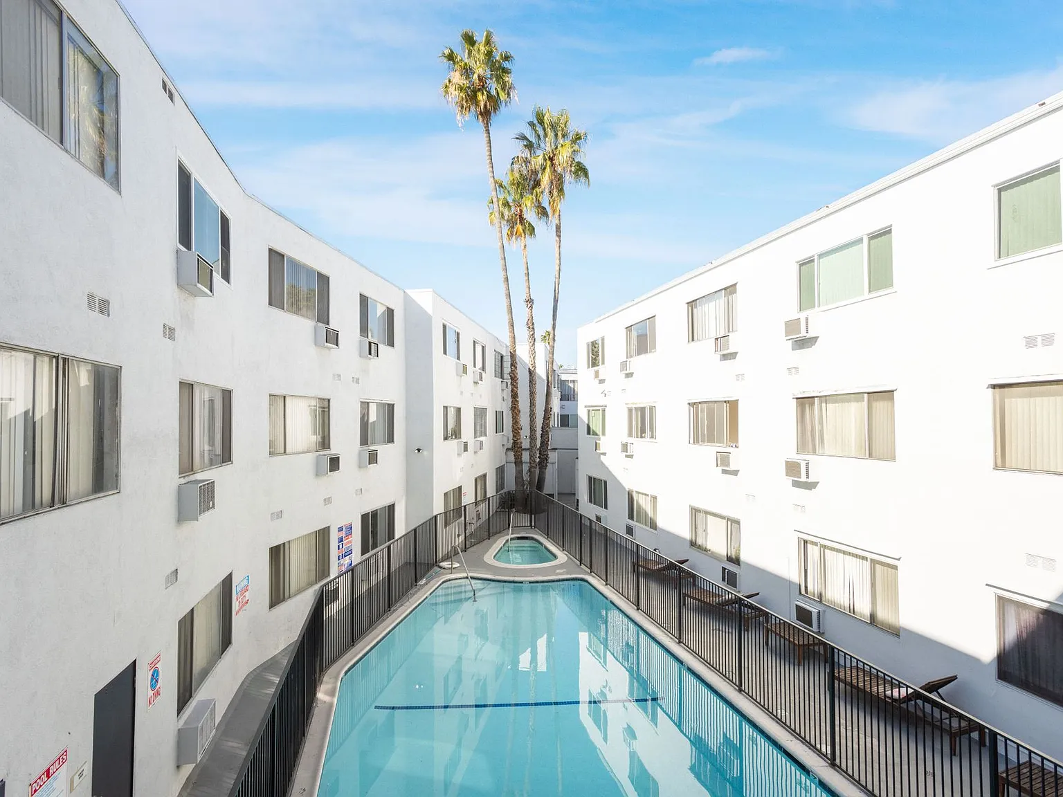 1811 Tamarind Apartments — Photo 3