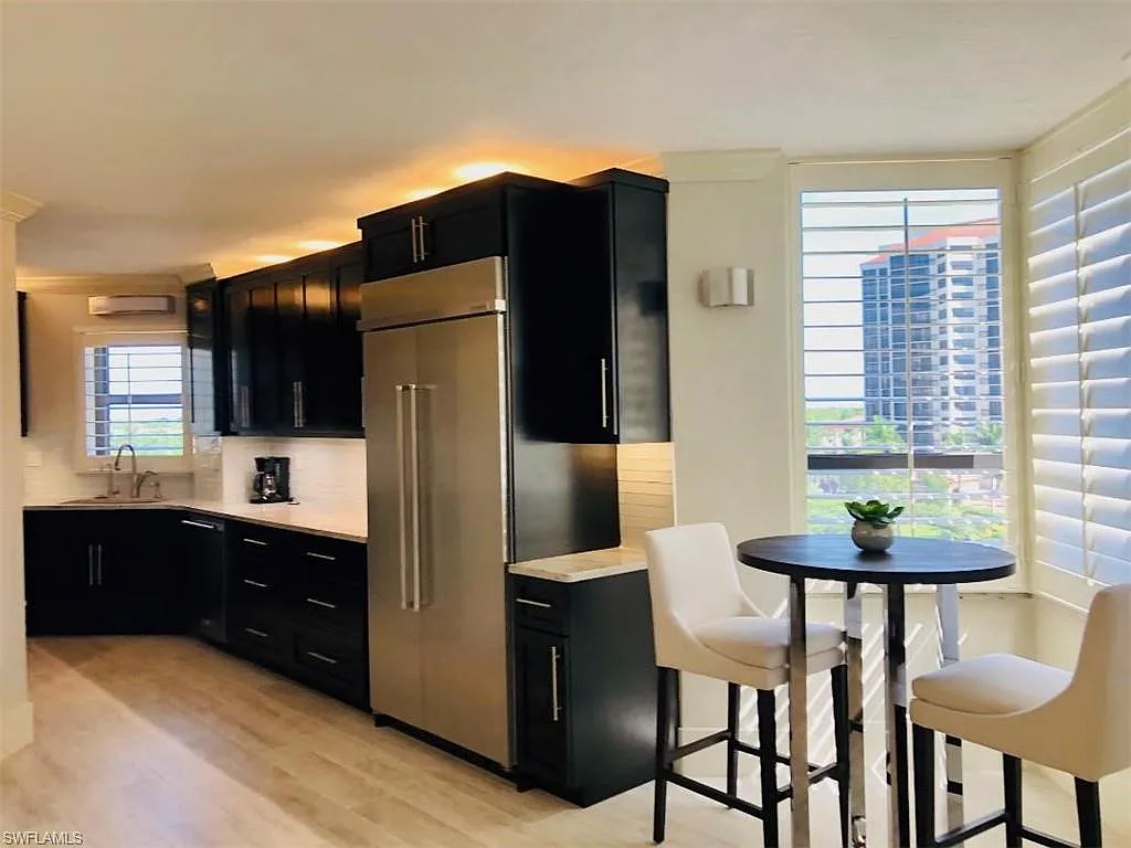 3 bed, 3.0 bath, 2584 sqft, $18,000 — Photo 3