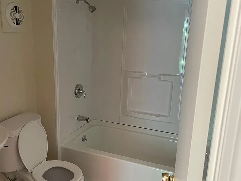 4 Greenleaf Dr #4B
