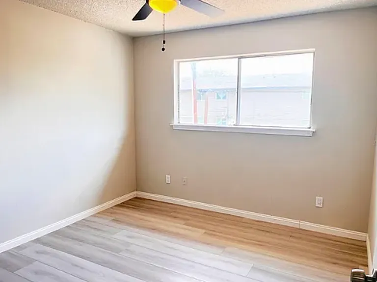 2446 Doreen St — Photo 9
