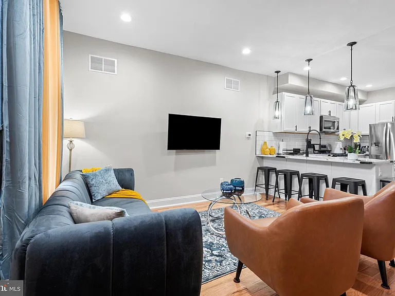 2219 E Chase St — Photo 11