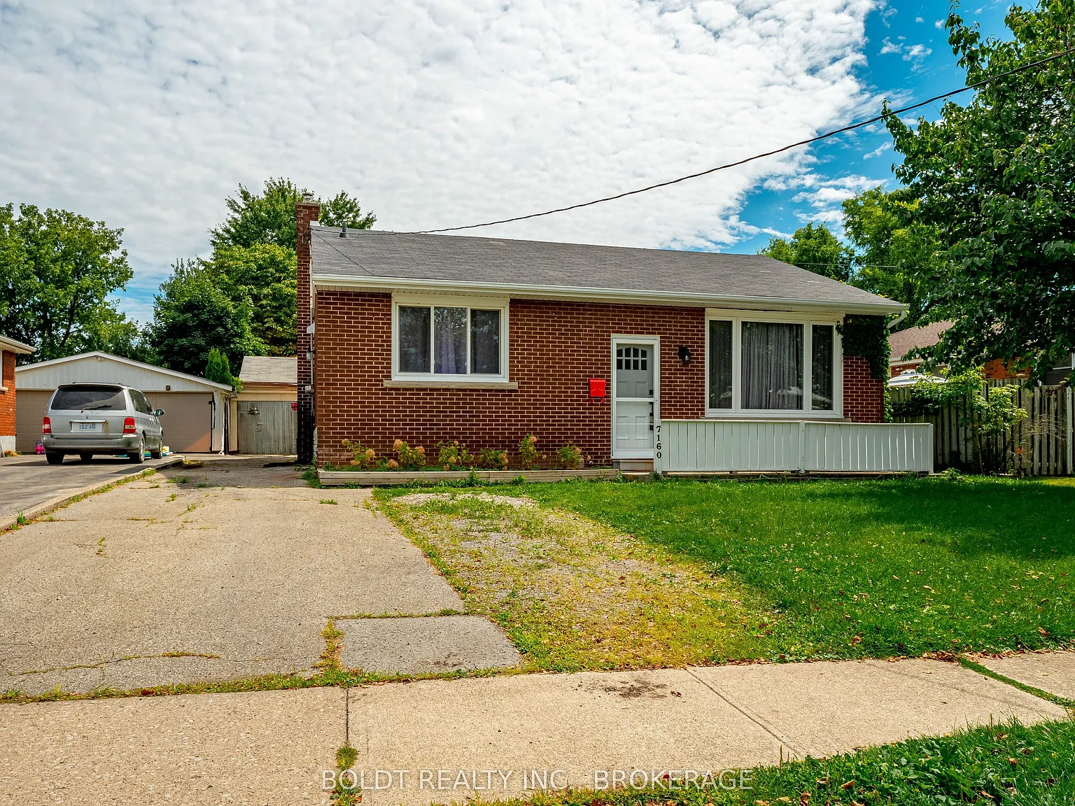 7160 Waters Ave photo 1