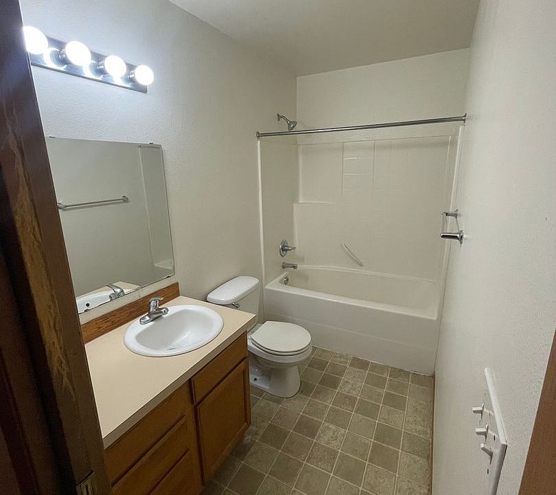 Country Squire Apartments 10833 & 10835 SE 200th St Kent WA Zillow