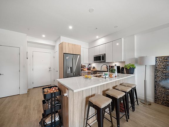 5th image of 2649 James St #410