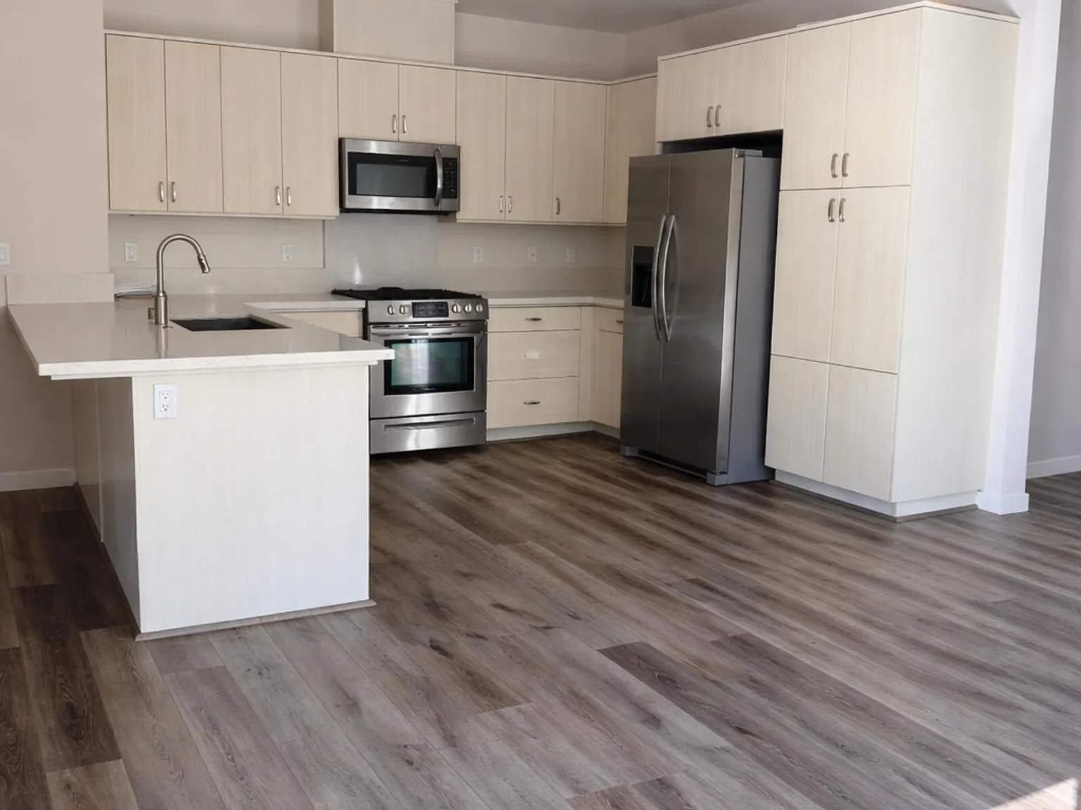 3 bed, 2.5 bath, 1800 sqft, $5,250 — Photo 4