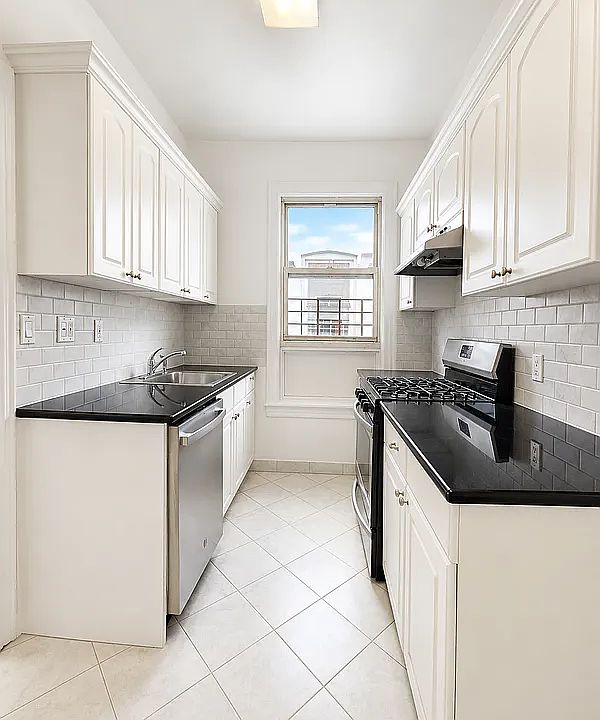 3 bed · 2 bath · 1,200 ft² in Astoria, Queens