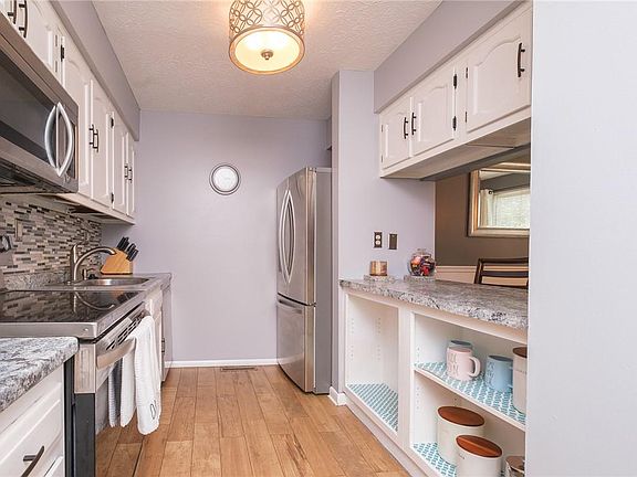 2nd image of 1205 Harewood Sq