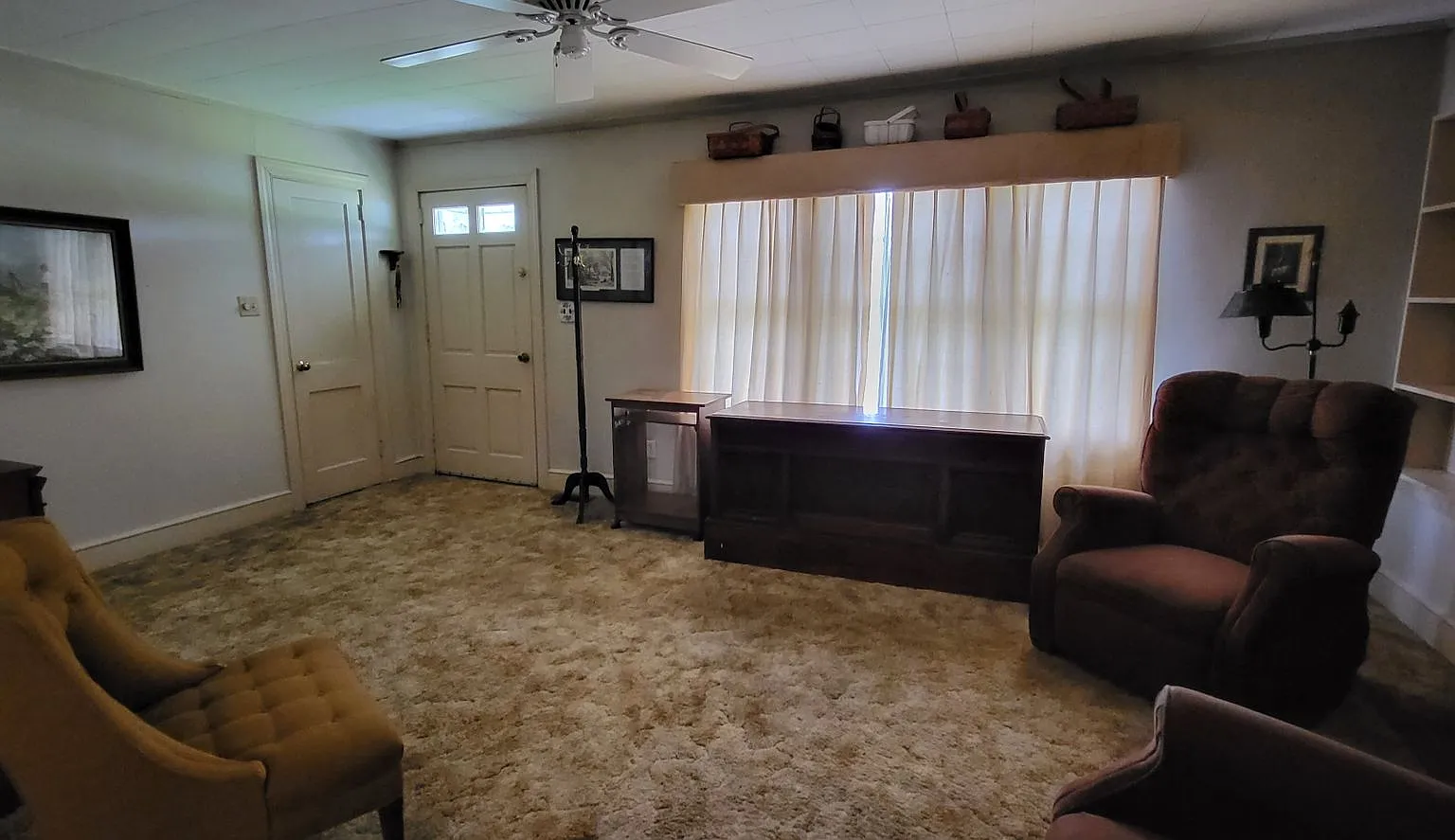 2-bedroom, 1-bath partially furnished home — Photo 2