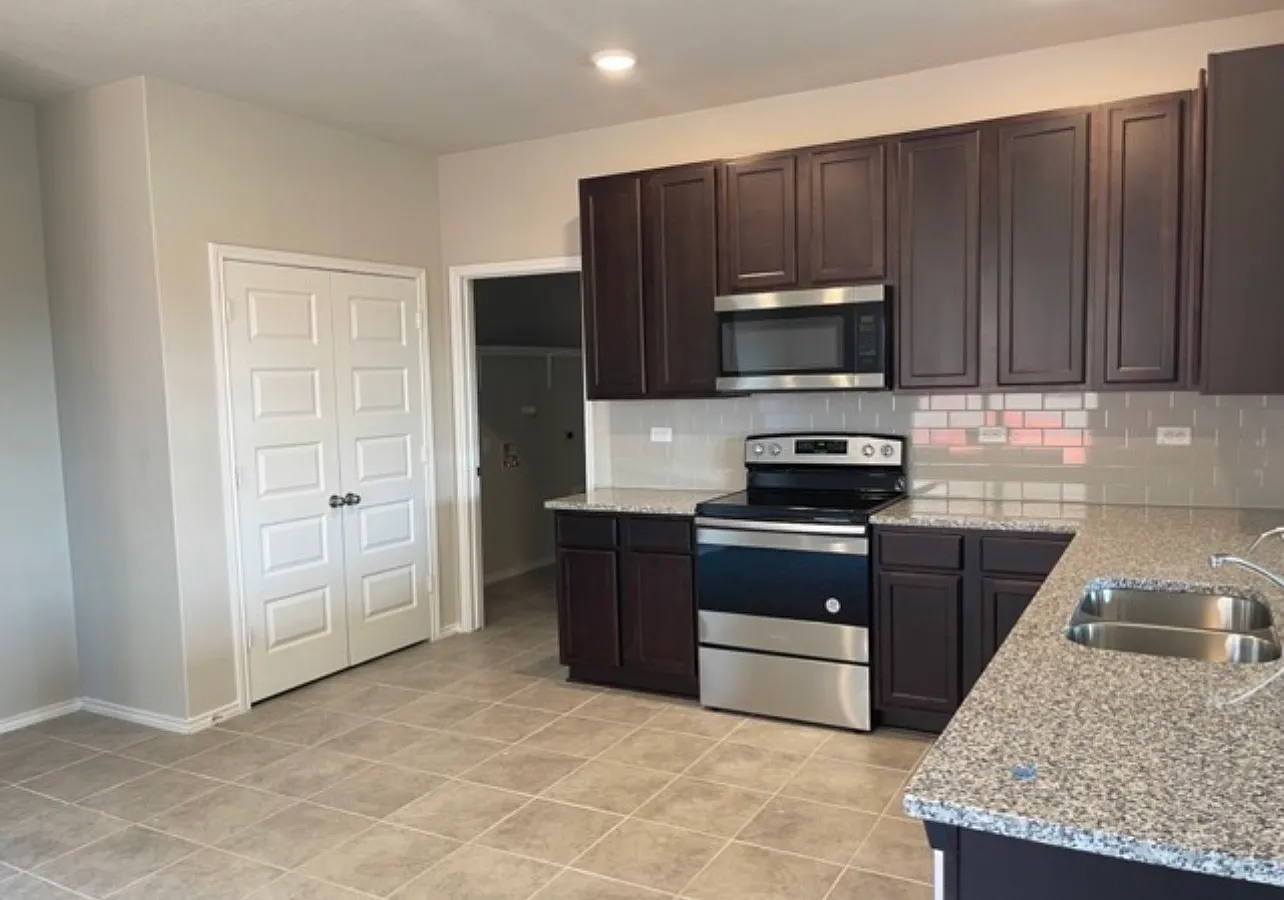 4 bed, 2125 sqft, $2,050 — Photo 2