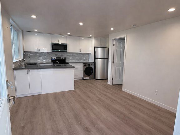 5th image of 23513 Victory Blvd
