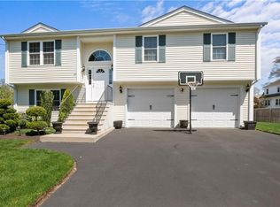 19 Dixie Ave, Warwick, RI 02889