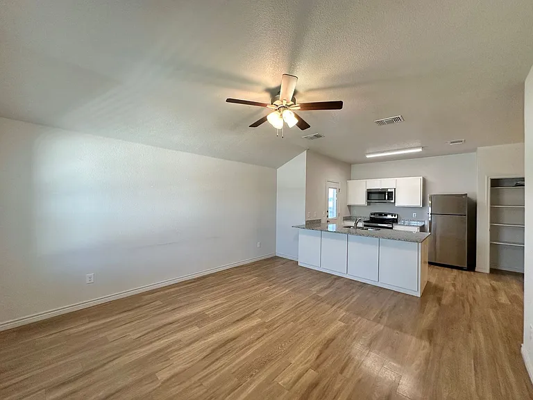 1813 Clovis Dr — Photo 3