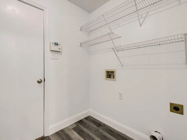 10717 Pineview Ln — Photo 16