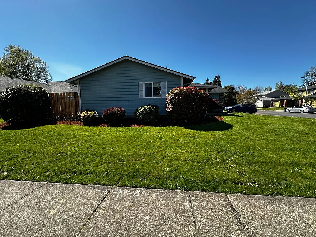 Building Photo - Two Bedroom Two Bath Duplex Newly Renovated