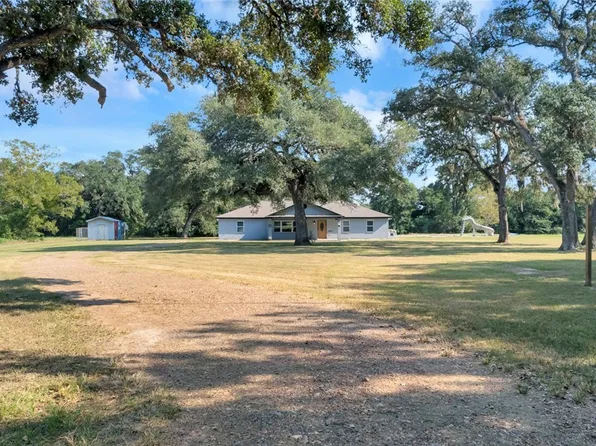 359 County Road 126, Edna, TX 77957